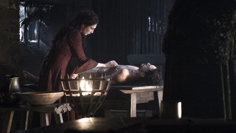 Jon Snow è tornato e il regista spiega alcuni passaggi chiave Melisandre e Jon Snow morto in Game of Thrones