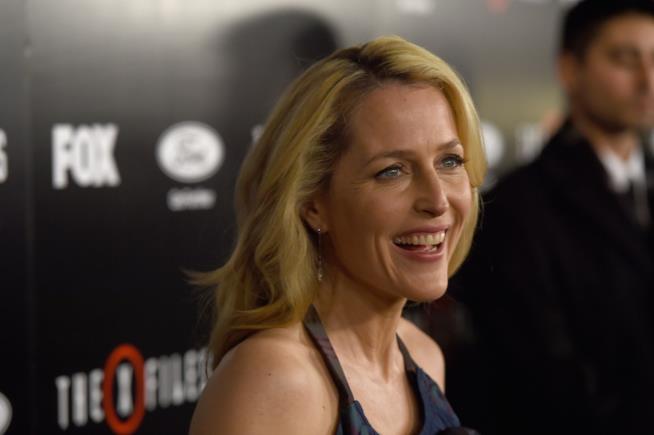 Gillian Anderson posta su Facebook un video blooper nel quale viene colpita sul seno con una mela Gillian Anderson, l'agente Skully di X-Files