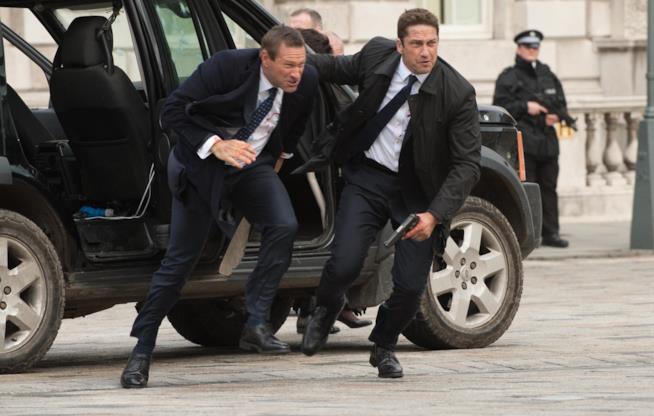 Attacco al potere 2, Gerard Butler ancora contro i terroristi nel sequel Gerard Butler e Aaron Eckhart in una scena del film
