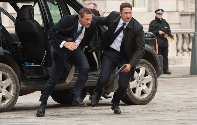 Attacco al potere 2, Gerard Butler ancora contro i terroristi nel sequel Gerard Butler e Aaron Eckhart in una scena del film