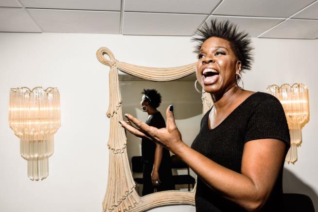 Leslie Jones, protagonista di Saturday Night Live, approva a The Blacklist Leslie Jones in un'immagine promozionale