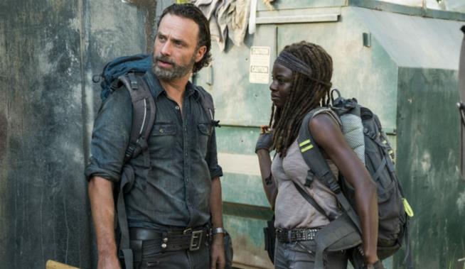 The Walking Dead: Rick e Michonne in una scena dell'ultimo episodio Rick e Michonne nell'ultimo episodio di The Walking Dead