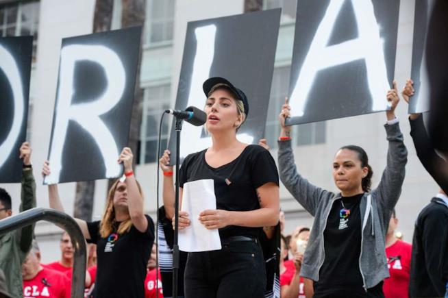 Il discorso tradotto di Lady Gaga per le vittime della strage di Orlando Lady Gaga vestita di nero durante il discorso al City Hall di Los Angeles
