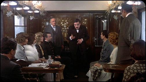 Poirot indaga in Assassinio sull'Orient Express (1974) Albert Finney interpreta Poirot e indaga tra i passeggeri sul vagone dell'Orient Express