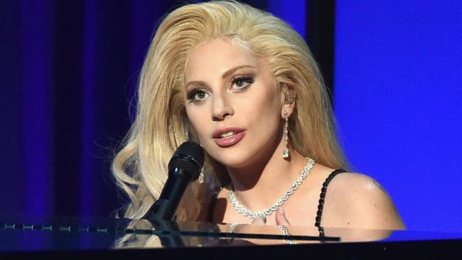 Lady Gaga offre una fetta di torta di compelanno ai fan Lady Gaga canta accompagnandosi al pianoforte