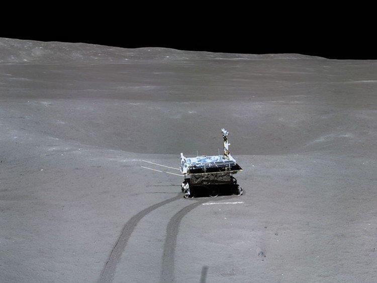 La Cina ha diffuso la prima foto a 360° del 'lato oscuro della Luna' Una foto del rover Yutu-2 sulla Luna
