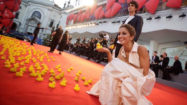 Venezia 73: red carpet con protagonisti Rocco Siffredi e le paperelle di Piuma Red carpet Venezia 73
