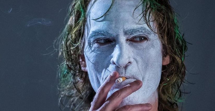 Joker potrebbe superare il miliardo di dollari d'incassi Un primo piano di Joaquin Phoenix nel film Joker