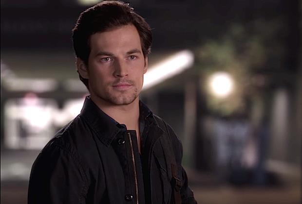 Giacomo Gianniotti in una scena di Grey's Anatomy 13 Lo specializzando di Grey's Anatomy Andrew DeLuca