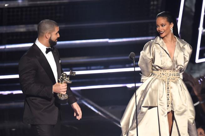 Rihanna e Drake hanno un tatuaggio uguale Primo piano di Rihanna e Drake
