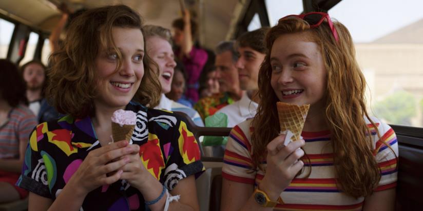 La serie TV Stranger Things è una idea originale dei fratelli Duffer, ritirata la causa di plagio I personaggi di Undici e Max di Stranger Things su un bus, ridono e mangiano il gelato