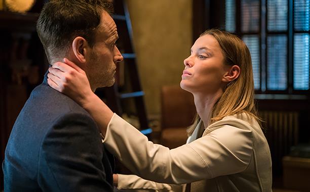 Betty Gilpin pronta a tornare in scena sul set di Elementary con Sherlock Holmes Betty Gilpin in scena sul set di Elementary con Sherlock Holmes