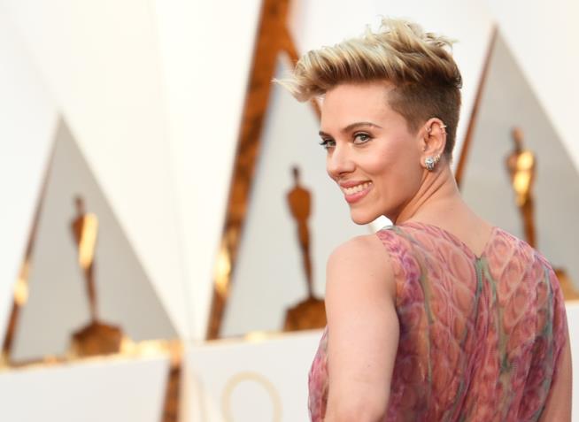 Scarlett Johansson si ribella alle classiche domande da red carpet agli Oscar 2017 Scarlett Johansson sul red carpet degli Oscar 2017