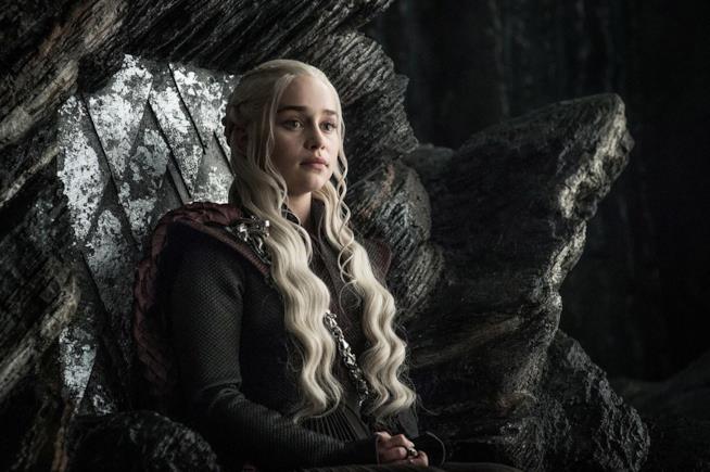 Recap della 7x03 di Game of Thrones Daenerys Targaryen seduta sul trono a Roccia del Drago