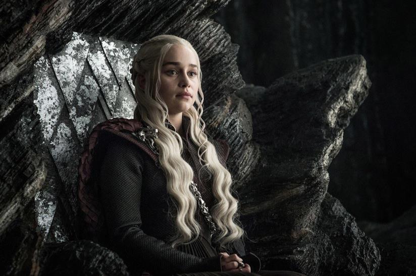 Recap della 7x03 di Game of Thrones Daenerys Targaryen seduta sul trono a Roccia del Drago