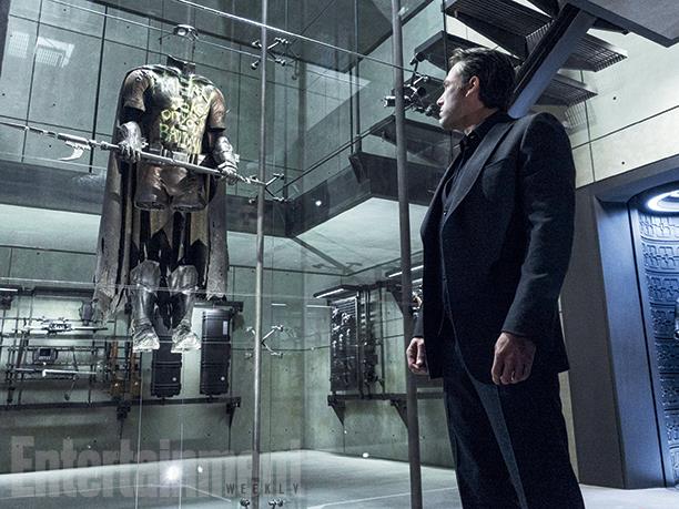 Ben Affleck (Bruce Wayne) osserva il costume di Batman Il personaggio di Bruce Wayne compie i suoi primi 80 anni