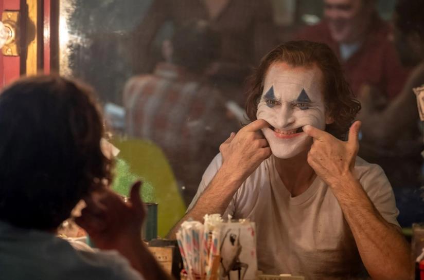Joker è un film pericoloso? Da Venezia 76, la risposta alle critiche Joaquin Phoenix allo specchio in una scena del film Joker