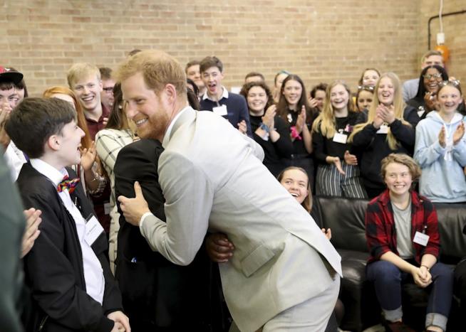 Fortnite, per il principe Harry è un gioco sconsigliato per i più giovani Il principe Harry incontra i giovani studenti inglesi nel Sussex