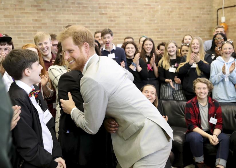 Fortnite, per il principe Harry è un gioco sconsigliato per i più giovani Il principe Harry incontra i giovani studenti inglesi nel Sussex