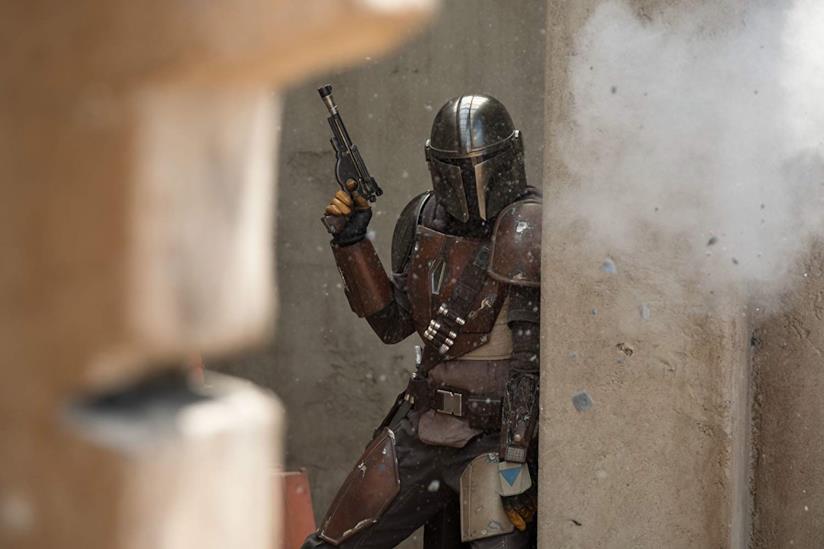 The Mandalorian: perché i Mandaloriani non si tolgono mai l'elmetto? Pedro Pascal in una scena della serie The Mandalorian