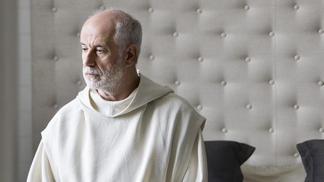 Le confessioni di Roberto Andò: la recensione Mezzo busto di Toni Servillo durante il film Le Confessioni