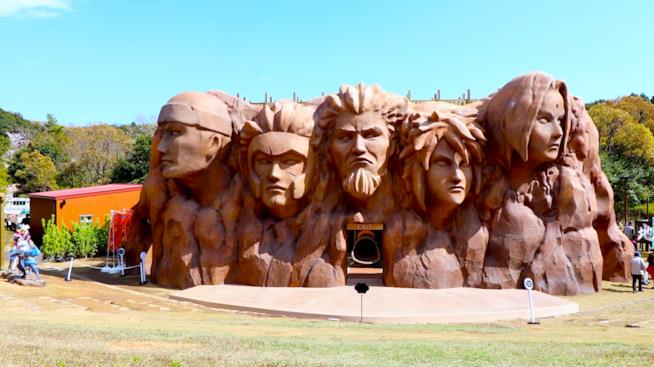 Naruto: aperto il parco divertimenti dedicato In Giappone Naruto statua Hokage all'interno del parco dei divertimenti
