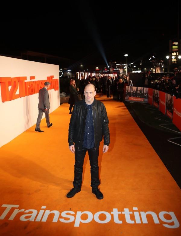 Jonny Lee Miller alla prima di Trainspotting Jonny Lee Miller sul red carpet arancione di Trainspotting