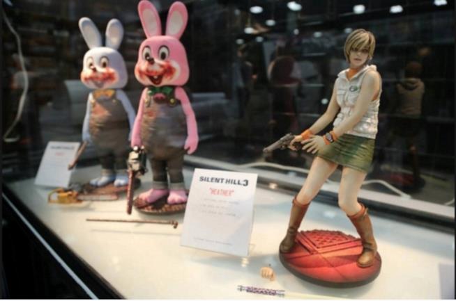 Tutti i gadget assolutamente da avere dal mondo di Silent Hill In foto due Robbie the Bunny e Heather Mason