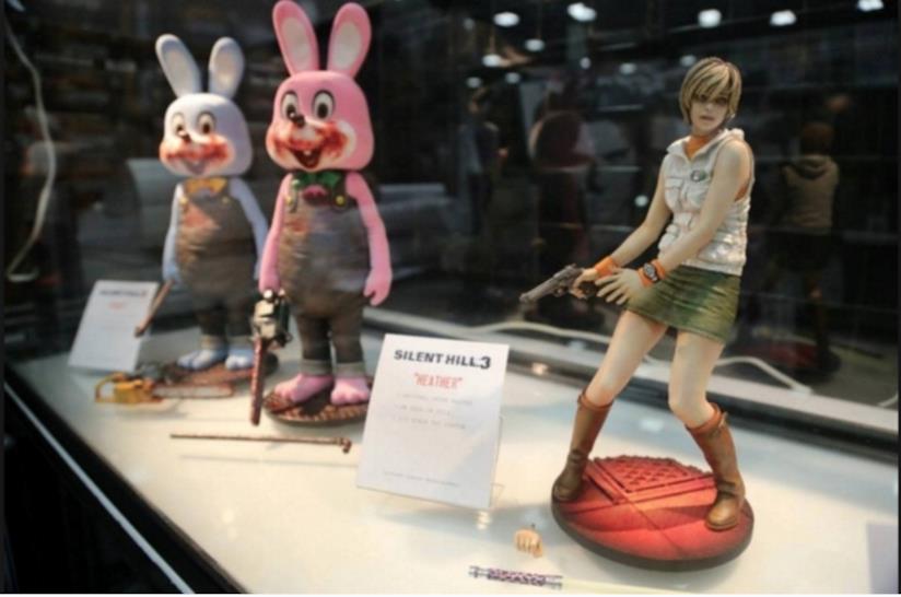 Tutti i gadget assolutamente da avere dal mondo di Silent Hill In foto due Robbie the Bunny e Heather Mason