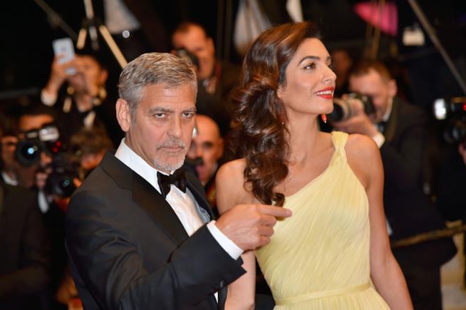 George Clooney e Amal stanno scegliendo i nomi dei loro gemelli Primo piano di George Clooney e Amal