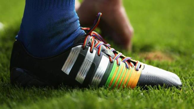 Football Manager 2018, i calciatori gay potranno fare coming out Un paio di scarpini con i lacci rainbow