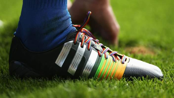 Football Manager 2018, i calciatori gay potranno fare coming out Un paio di scarpini con i lacci rainbow