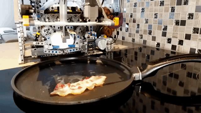 LEGO: questo robot che prepara la colazione è sorprendente! Questa macchina costruita con i LEGO è capace di cucinare e servire la colazione