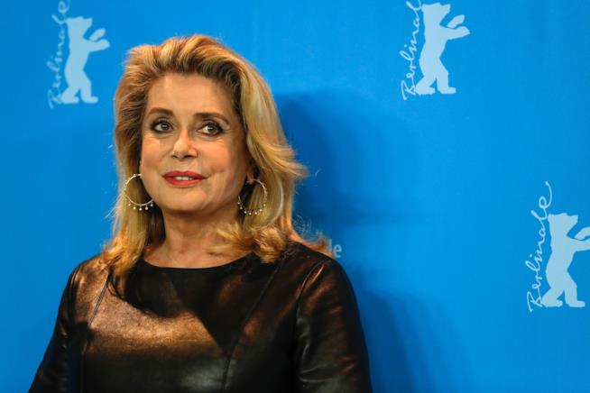 Catherine Deneuve firma una lettera aperta che accusa i movimenti social dopo il caso Weinstein di una limitazione della libera espressione sessuale La bella ed elegante Catherine Deneuve