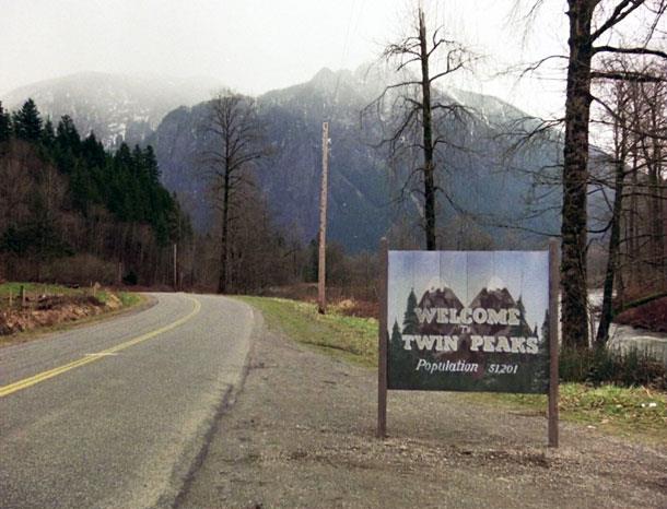 Twin Peaks, la serie del 1990 Il celebre cartello che annuncia l'arrivo a Twin Peaks