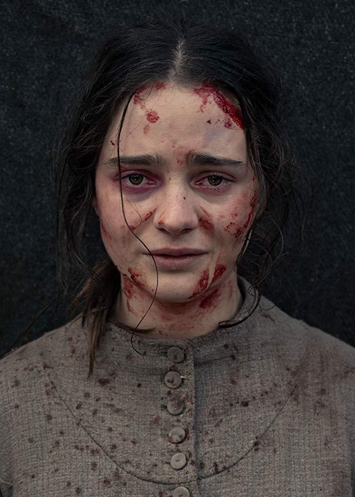 Aisling Franciosi è protagonista del sanguinario The Nightingale Il volto imbrattato di sangue di Aisling Franciosi in The Nightingale
