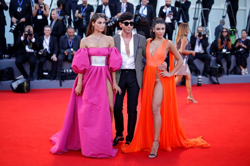Il red carpet di Venezia diventa bollente con gli spacchi di Giulia Salemi e Dayane Mello Giulia Salemi e Dayane Mello con Matteo Evandro Manzinisul red carpet di Venezia