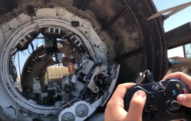 La Boring Company utilizza un pad Xbox per controllare una talpa meccanica Il controller Xbox utilizzato da The Boring Company