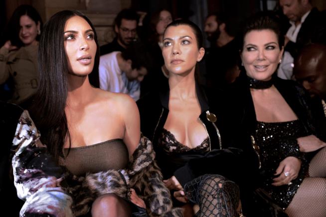 Il reality Al passo con i Kardashian è stato sospeso dopo la rapina di Parigi Primo piano di Kim Kardashian, sua madre e una delle sorelle
