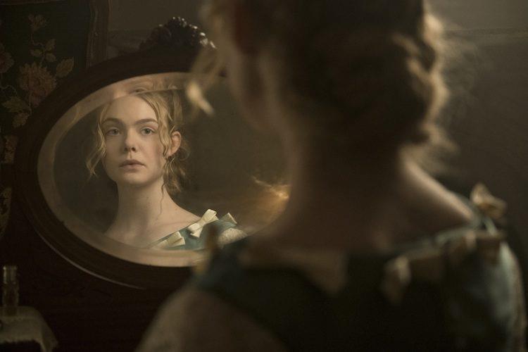 Arrivano online due nuove clip e una featurette del film L'inganno Elle Fanning in una scena del film L'inganno