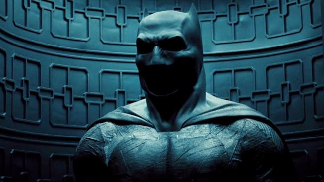 Ben Affleck spiega perché ha detto no a The Batman Un primo piano dell'armatura del Cavaliere Oscuro in Batman V Superman. Dawn of Justice