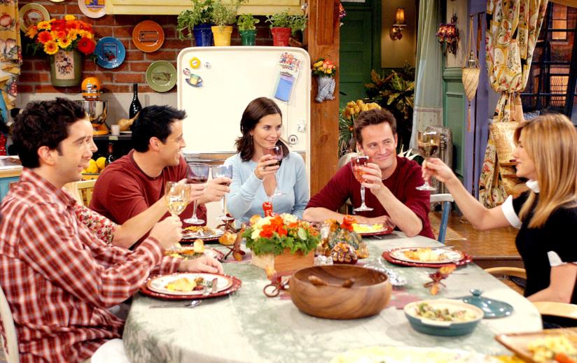 Friends torna protagonista di un nuovo tour per Warner Bros I ragazzi della serie TV Friends a tavola per il Giorno del Ringraziamento