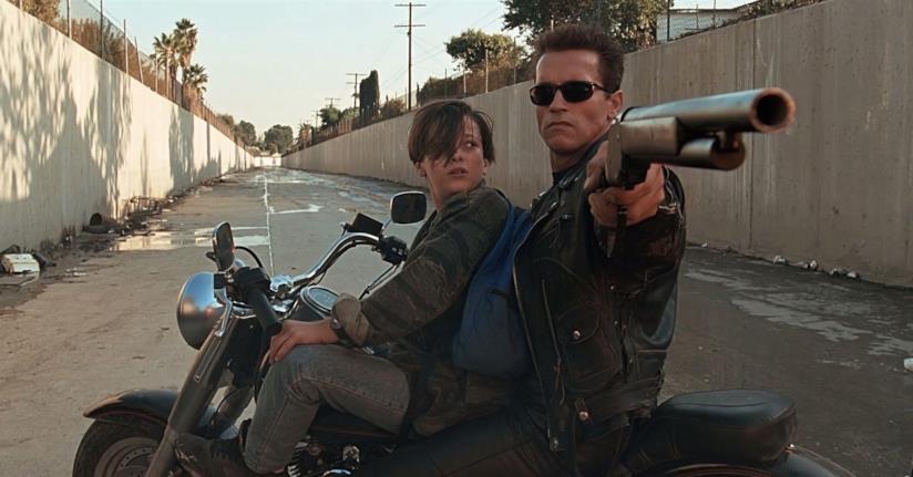 Terminator 2, ils equel del cult di James Cameron Arnold Schwarzenegger ed Edward Furlong in una scena del film