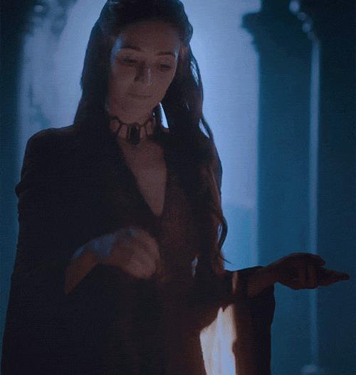 Carice van Houten è Melisandre in una scena di Game of Thrones L'attrice Carice van Houten in una scena di Il Trono di Spade