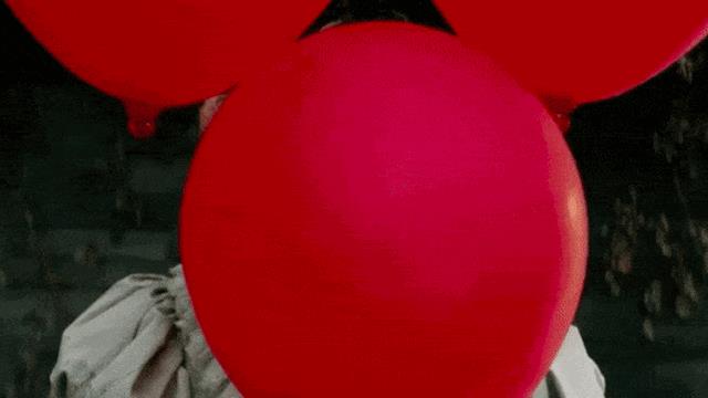 IT, Pennywise sempre più spaventoso nella nuova foto di Mad Movies IT, Pennywise si nasconde dietro un palloncino