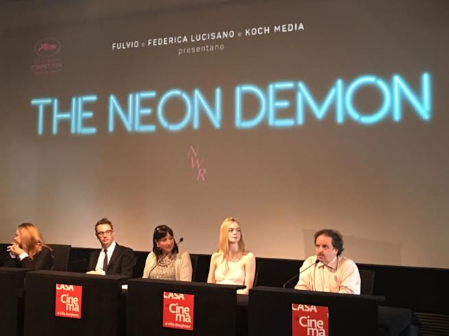 Nicolas Winding Refn e Elle Fanning a Roma per The Neon Demon: Vi svelo un segreto, tutti rubano e quelli che non lo fanno…mentono! Nicolas Winding Refn e Elle Fanning a Roma per The Neon Demon: Vi svelo un segreto, tutti rubano e q