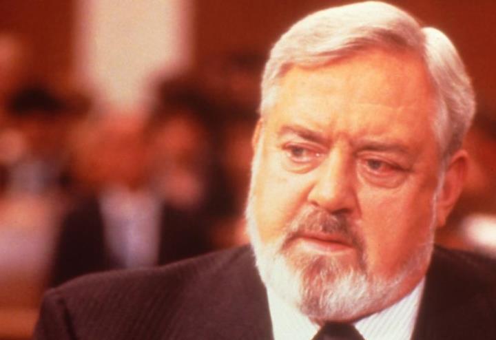 Il celebre Raymond Burr ha interpretato per anni Perry Mason L'attore Raymond Burr in Perry Mason - Assassinio in diretta