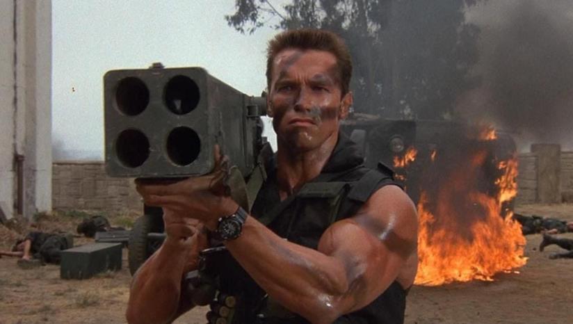 Commando, Schwarzenegger su Reddit parla di una scena cancellata del film Arnold Schwarzenegger in una scena di Commando