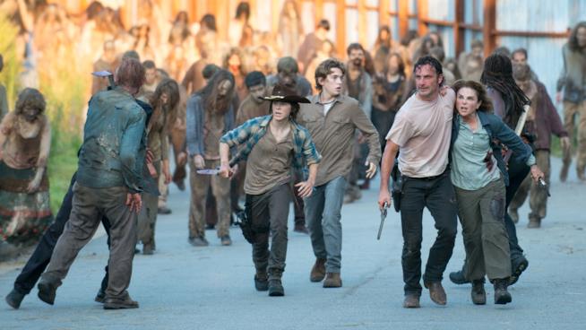 Rick, Carl e gli altri personaggi di TWD in fuga dagli zombie che hanno invaso Alexandria Il cast di The Walking Dead 6 in una scena del midseason finale