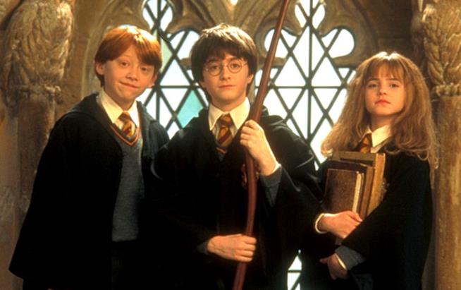 Harry Potter: Facebook festeggia i 20 anni con un easter egg Harry Potter con Hermione e Ron nel primo film della serie